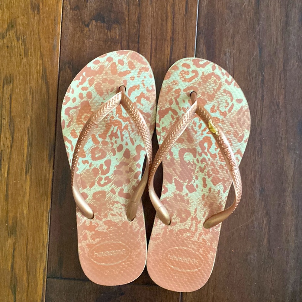 Rose gold girls Havaianas flip-flops size 3 1/2 with gold metal feather charm